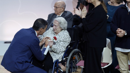 Испанският премиер Педро Санчес поздравява оцеляла от режима на Франко