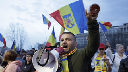 Привърженици на Калин Джорджеску на протест пред Конституционния съд на Румъния - Букурещ, 11 март 2025