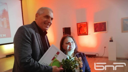 Кметът на Пордим Детелин Василев получи наградата от областния управител Виолета Иеремиева.