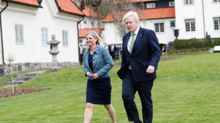 Британският премиер Борис Джонсън и министър-председателят на Швеция Магдалена Андерсон в лятната резиденция Харпсунд, Швеция, 11 май 2022 г.