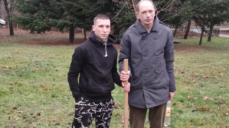 Иван Попов и синът му Илиян след засаждането стотно дърво в ТУ-Варна.