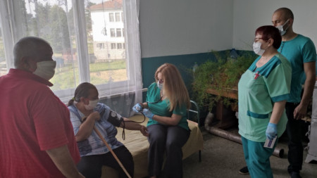 В област Велико Търново мобилни екипи започнаха ваксинацията на ромските