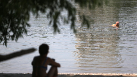 Мъж се разхлажда на плажа Лидо в Белград, Сърбия, 17 юли 2023 г. 