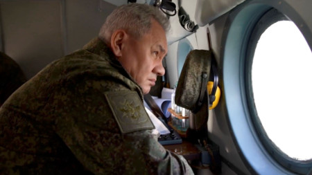 Министърът на отбраната на Русия Сергей Шойгу наблюдава района на бойните действния от борда на военен хеликотпетр