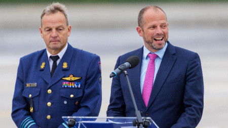 Началникът на белгийските ВВС ген.-майор Герт Декер (вляво) и министърът на отбраната на Белгия Тео Франкен (вдясно).
