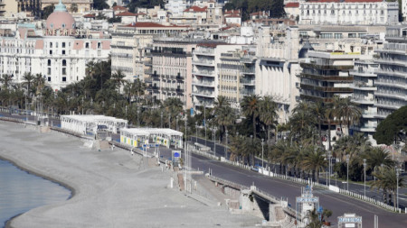Крайбрежната улица в Ница е пуста заради наложените ограничителни мерки във Франция.
