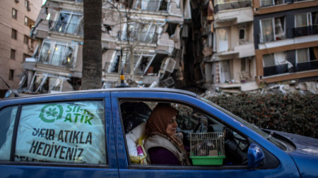 Жители на  Хатай напускат опустошения от земетресението град в Турция, 16 февруари 2023 г.