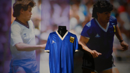 Фланелката носена от футболната легенда на Аржентина Диего Марадона на