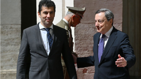 Министър-председателите на България Кирил Петков (вляво) и на Италия Марио Драги