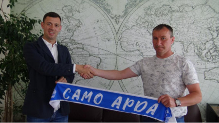 Стамен Белчев (вдясно) подписа за 3 години.