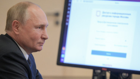 Путин, който е изолиран заради контакт с Covid болен,  гласува електронно от резиденцията Ново-Огарьово, 17 септември 2021 г.