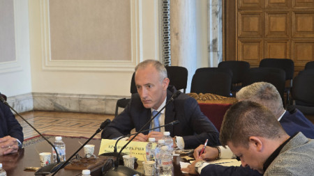 Министърът на образованието Красимир Вълчев отговаря на въпроси от членовете на Комисията по образованието и науката в НС.