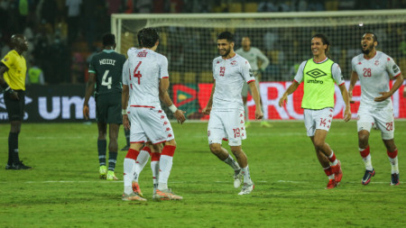 Футболистите на Тунис се радват след края на мача.