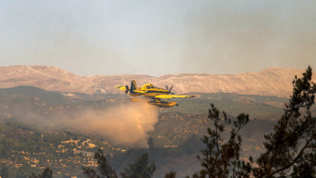 Противопожарен самолет гаси горски пожар в село Асклипио, на остров Родос, Гърция, 23 юли 2023 г. 