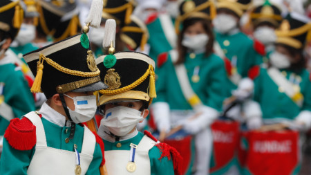 Деца с маски, участници в „Tamborrada“ - събитие за празника на Сан Себастиан, Страната на баските, Северна Испания, 20 януари 2022 г. 