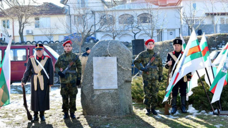 В чест на освободен Сливен и свободна България представителите на местния клуб „Традиция“, облечени в опълченски униформи и хайдушко снаряжение, изстреляха тържествен залп.