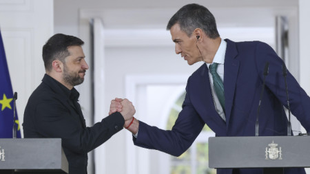 Педро Санчес и Володимир Зеленски на пресконференцията в Мадрид