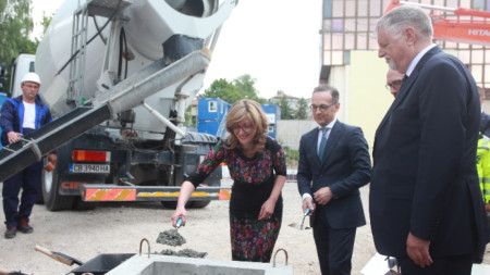 Министрите Екатерина Захариева и Хайко Маас направиха първа копка на новата сграда посолството на Германия в София