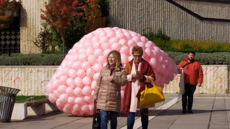 1200 розови балони полетяха в небето над София в памет