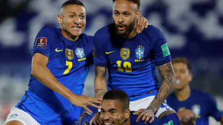 Неймар ликува, след като е вкарал гол за Бразилия срещу Парагвай