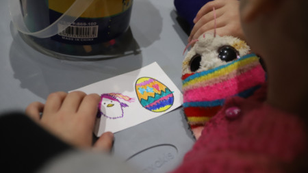 Бежанци от Украйна участваха в арт боядисване на яйца по случай Великден.