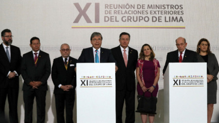 Външният министър на Колумбия Карлос Олмес Трухильо с представители от Групата от Лима. 