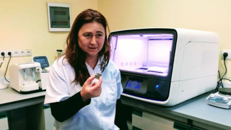 Д-р Румяна Додова от Центъра по молекулна медицина показва чип, с който изследва проби
