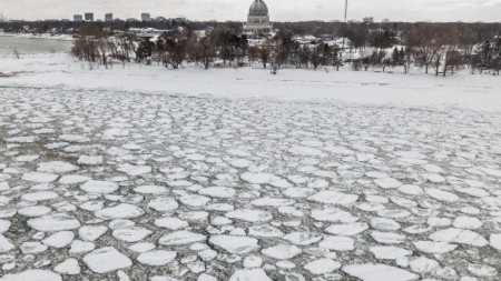 Мистериозни ледени образувания наподобяващи замразени палачинки са забелязани в различни