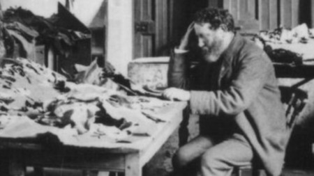 Соломон Шехтер изучава текстовете от Каирската гениза, 1895 