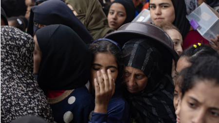 Палестинци чакат за безплатна храна, осигурена от палестинска младежка група, в бежанския лагер в Хан Юнис, 9 януари 2024 г.