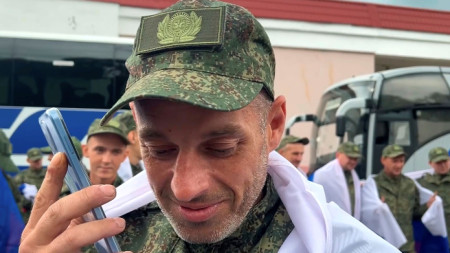 уски войник разговаря по телефона с близките си в Беларус, след като е бил освободен при най-новата размяна на военнопленници между Киев и Москва, 24 август 2025 г.