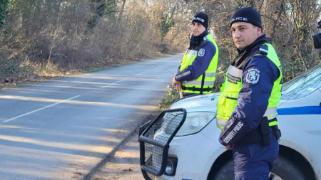 Полицаите Красимир Кюркчиев и Божидар Милев успяват да задържат шофьора, който опитва да ги блъсне.