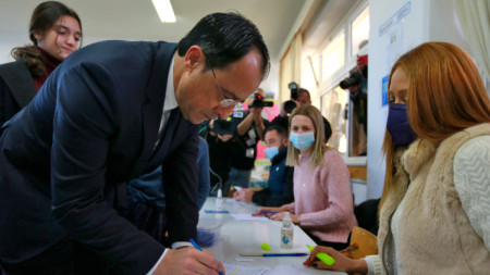 Никос Христодулидис гласува в село Героскипу, близо до Пафос, Кипър, 12 февруари 2023 г. 