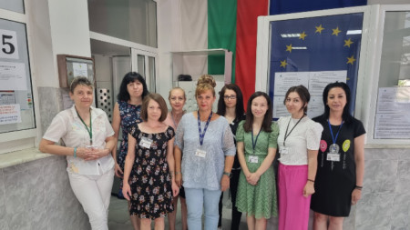 Служителките от сектор „Български документи за самоличност“, които работят на гишета с гражданите.