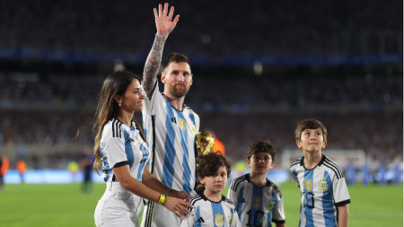 Меси показа на феновете световната купа, в компанията на своето семейство.