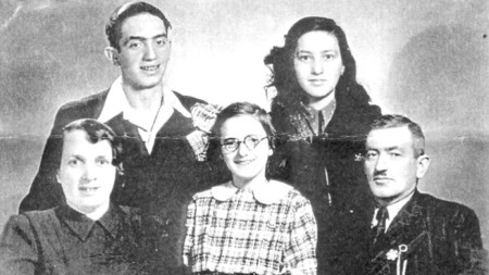 Семейство Лиячи-Бенбасат от София със задължителните жълти звезди върху дрехите си, 1943