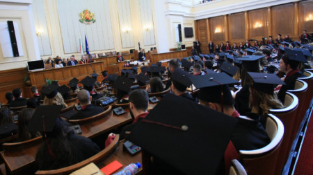 Връчване на дипломите на студенти по право в Народното събрание