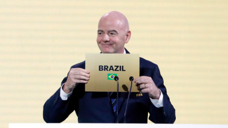 Президентът на ФИФА Джани Инфантино обявява избора на Бразилия.