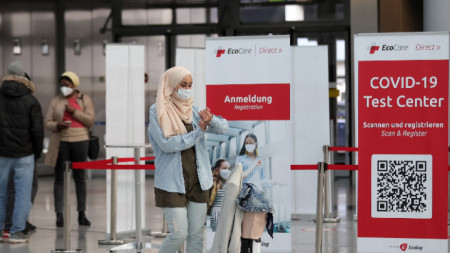 Пътници край тестовия център за коронавирус на международното летище Дюселдорф, Германия, 26 март 2021 г.