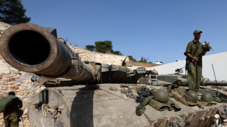 Израелски войници с бронирани машини на позиции по израелско-ливанската граница, 22 октомври 2023 г.