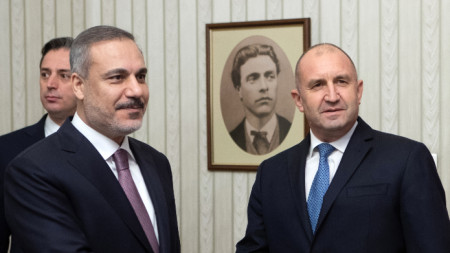 Хакан Фидан, министър на външните работи на Турция (вляво) и президентът на България Румен Радев