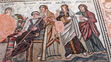 Мойрите при раждането на Ахил (мозайка от „Вилата на Тезей“, V век, Археологически парк „Пафос“)