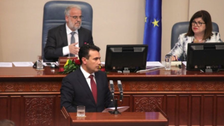 Премиерът Зоран Заев говори пред парламента на Северна Македония.
