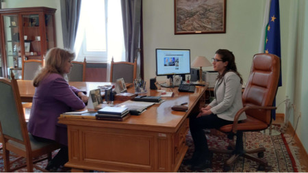 Вицепрезиденът Илияна Йотова (вляво) разговаря с Моника Митова, победител в инициативата „Посланик за един ден“