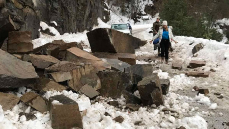 Тонове скална маса паднаха на общинския път за село Ситово