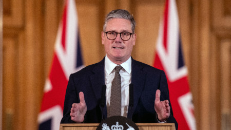 Британският министър-председател Киър Стармър говори на пресконференция след първото заседание на кабинета на Даунинг Стрийт в Лондон, 6 юли 2024 г.
