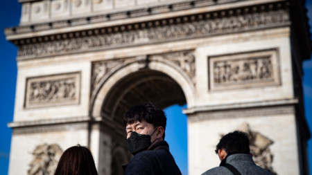 Туристи със защитни маски в Париж.