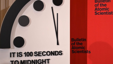 Символичният Часовник на Страшния съд показва 100 секунди до полунощ - т.е. за последните 73 години светът не е бил по-близо до унищожението си. 