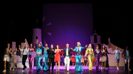 На 30 декември във Вариете-театър „Албена“ ще бъде представен световният мюзикъл „Mamma mia” на Софийската опера и балет с музика на шведската поп-група АВВА.