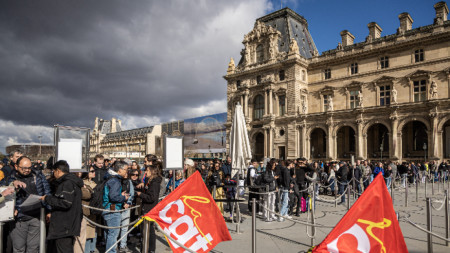 Посетителите чакат пред Лувъра, докато служителите му блокират входа по време на демонстрация в знак на протест срещу пенсионната реформа на правителството във Франция, Париж, 27 март 2023 г. 